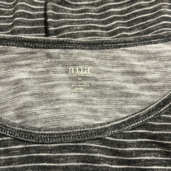 Ana long sleeve top with kangaroo pockets, size XL - Picture 6 of 6